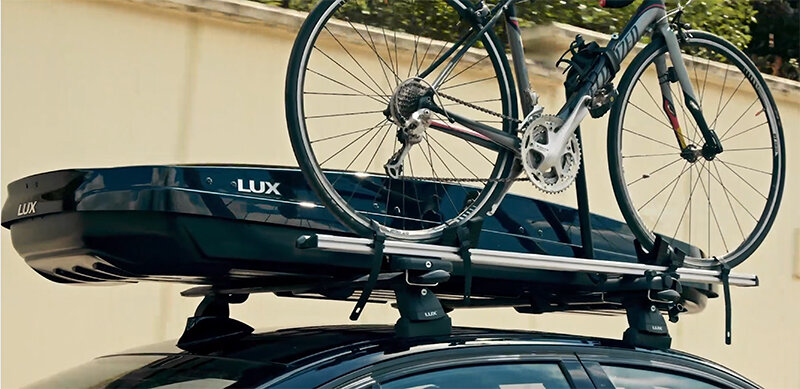 Багажник Люкс с установленным боксом и велокреплением