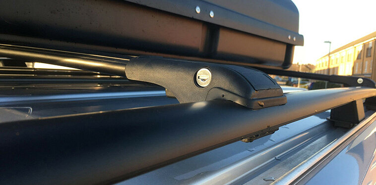 Поперечины на крыше автомобиля с классическими рейлингами